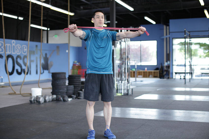 Band Pull Apart - Başlangıç Pozisyonu