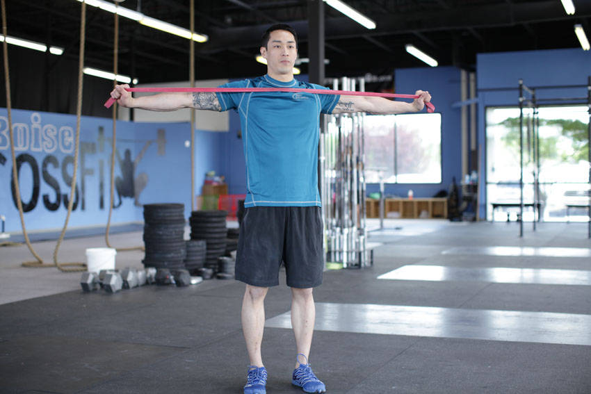 Band Pull Apart - Bitiş Pozisyonu