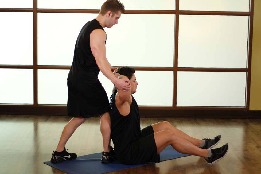 Behind Head Chest Stretch - Başlangıç Pozisyonu