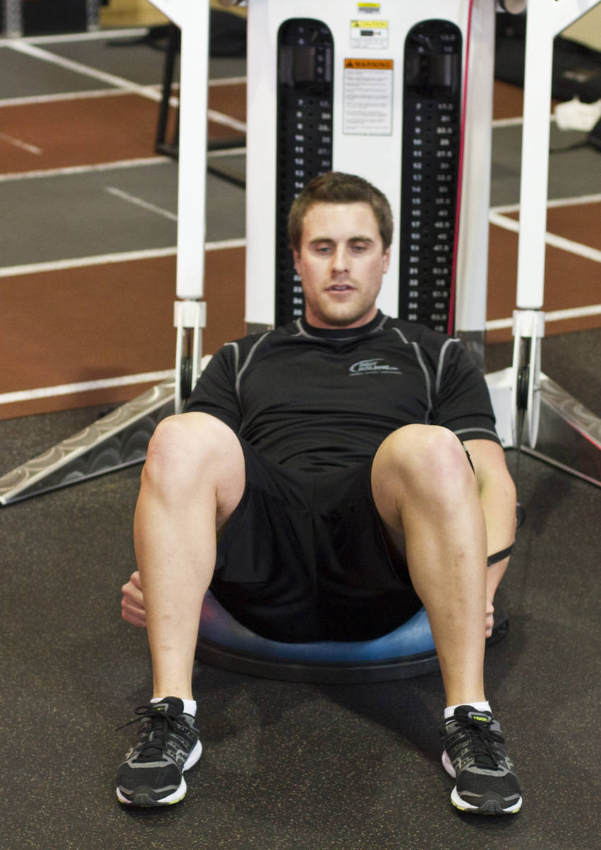 Bosu Ball Cable Crunch With Side Bends - Başlangıç Pozisyonu