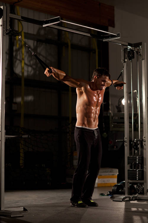 Cable Iron Cross - Başlangıç Pozisyonu