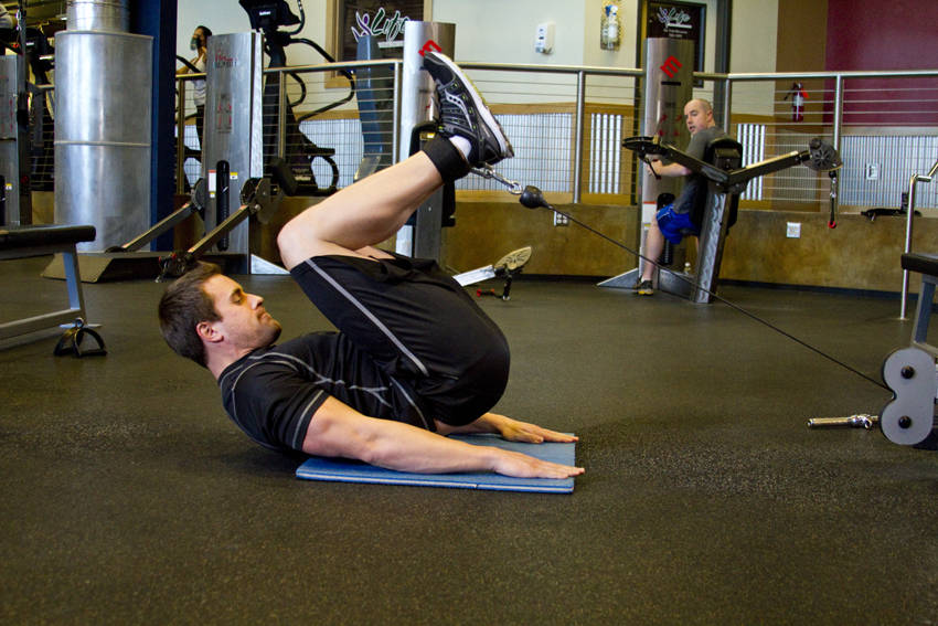 Cable Reverse Crunch - Başlangıç Pozisyonu