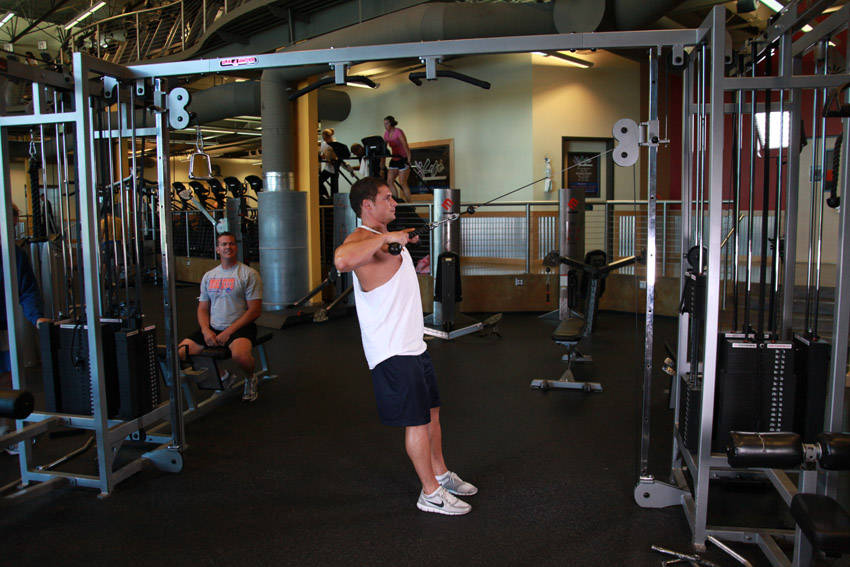 Cable Rope Rear-Delt Rows - Bitiş Pozisyonu