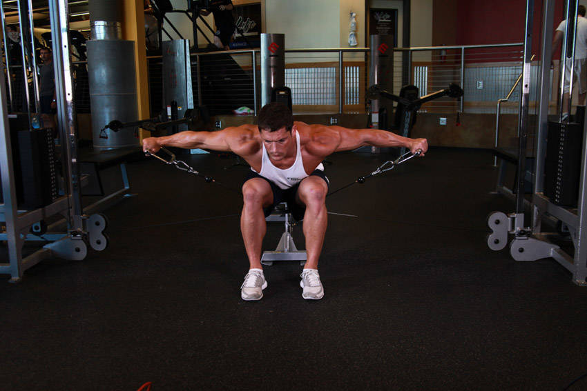 Cable Seated Lateral Raise - Bitiş Pozisyonu