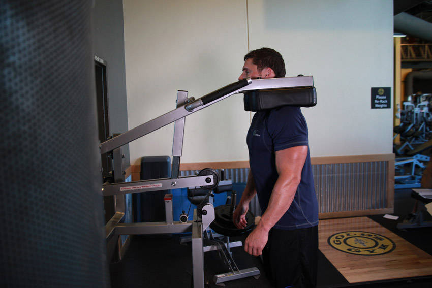 Calf-Machine Shoulder Shrug - Başlangıç Pozisyonu