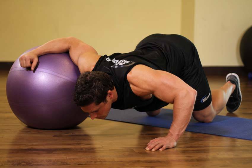 Chest Stretch on Stability Ball - Başlangıç Pozisyonu