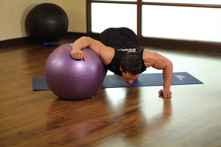 Chest Stretch on Stability Ball - Bitiş Pozisyonu