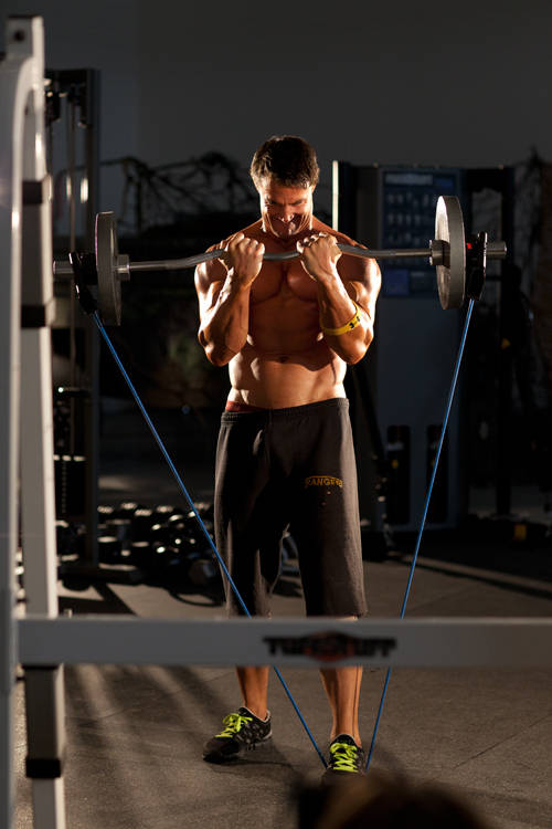 Close-Grip EZ-Bar Curl with Band - Bitiş Pozisyonu