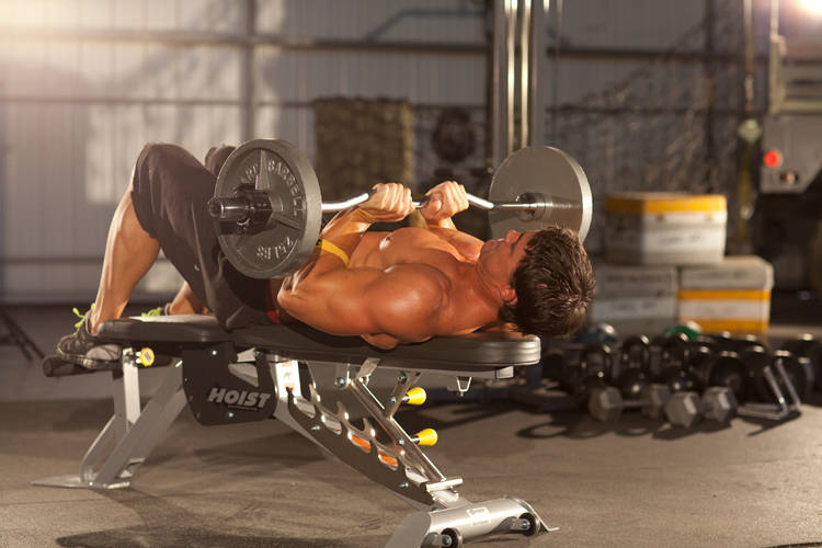 Close-Grip EZ-Bar Press - Bitiş Pozisyonu