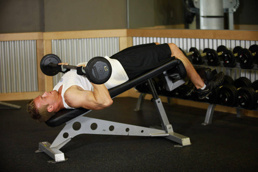 Decline Close-Grip Bench To Skull Crusher - Bitiş Pozisyonu