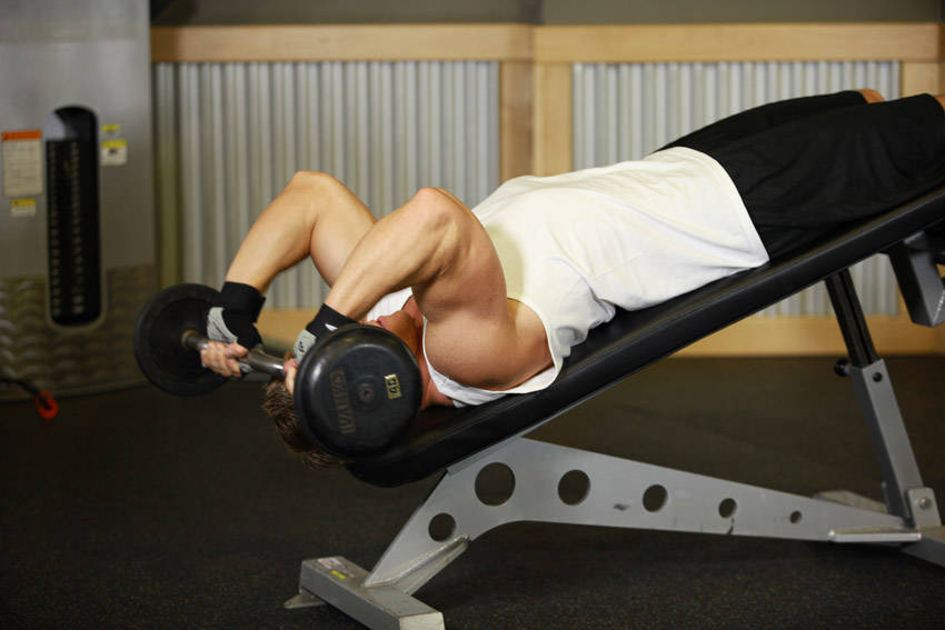 Decline EZ Bar Triceps Extension - Bitiş Pozisyonu