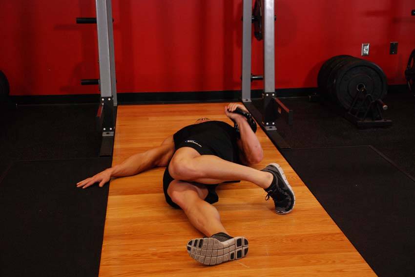 Extended Range One-Arm Kettlebell Floor Press - Başlangıç Pozisyonu