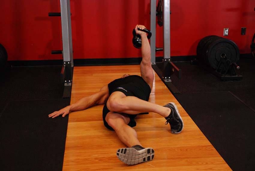 Extended Range One-Arm Kettlebell Floor Press - Bitiş Pozisyonu