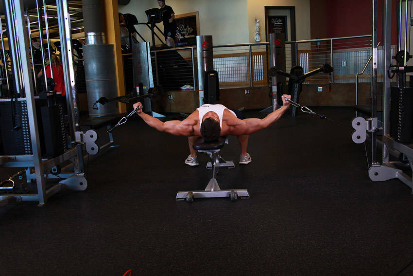 Flat Bench Cable Flyes - Başlangıç Pozisyonu