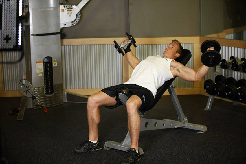 Incline Dumbbell Flyes - With A Twist - Başlangıç Pozisyonu