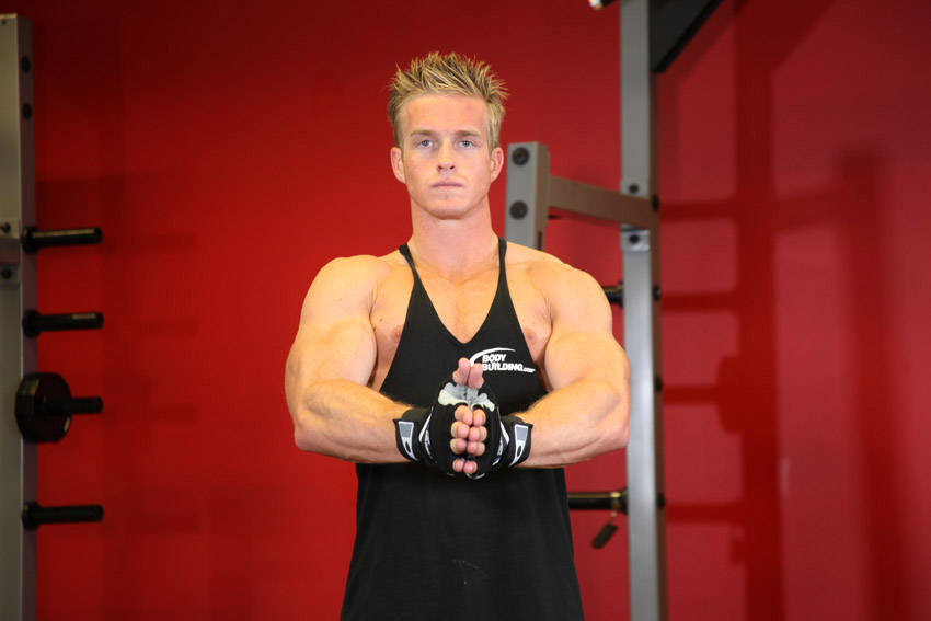 Isometric Chest Squeezes - Bitiş Pozisyonu