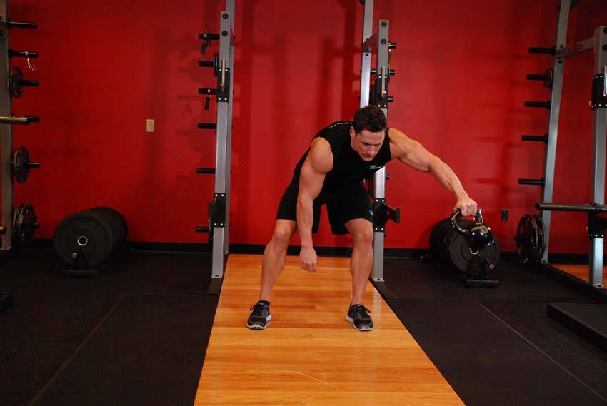 Kettlebell Pass Between The Legs - Başlangıç Pozisyonu