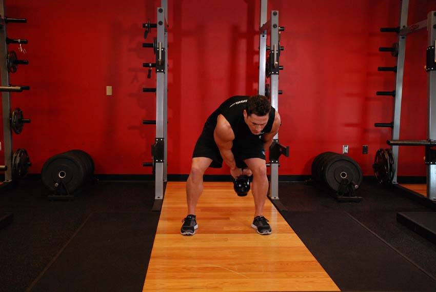 Kettlebell Pass Between The Legs - Bitiş Pozisyonu