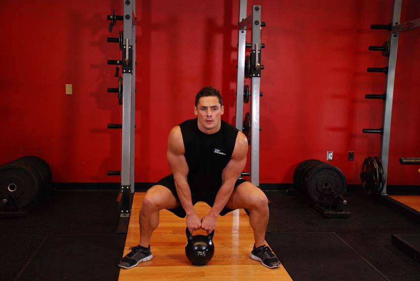 Kettlebell Sumo High Pull - Başlangıç Pozisyonu