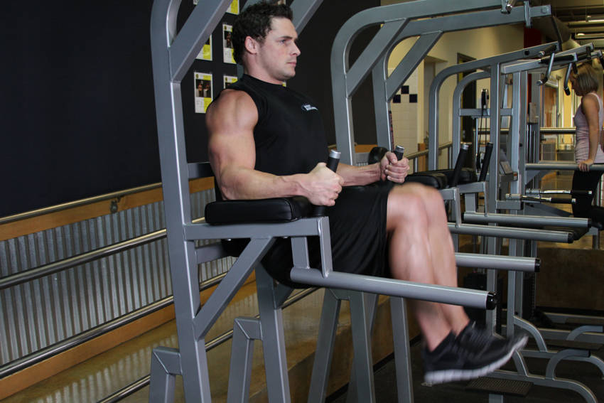 Knee/Hip Raise On Parallel Bars - Bitiş Pozisyonu