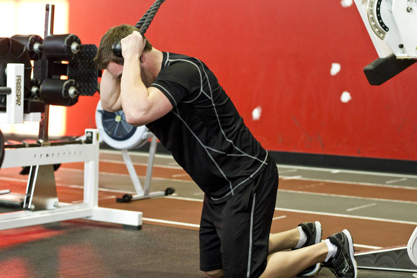 Kneeling Cable Crunch With Alternating Oblique Twists - Başlangıç Pozisyonu