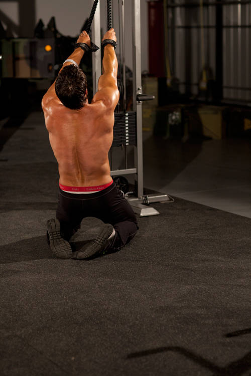 Kneeling High Pulley Row - Başlangıç Pozisyonu