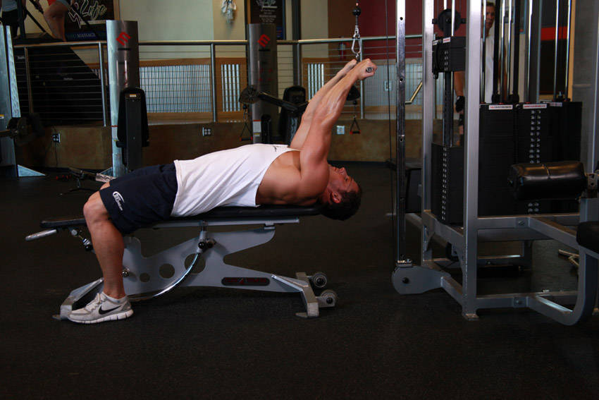 Lying Close-Grip Bar Curl On High Pulley - Başlangıç Pozisyonu