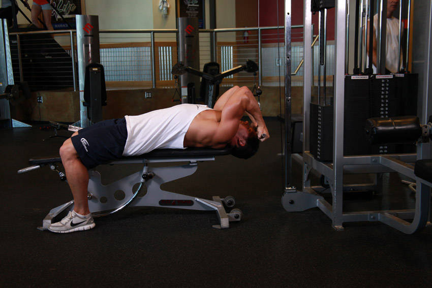 Lying Close-Grip Bar Curl On High Pulley - Bitiş Pozisyonu