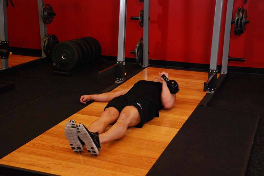 One-Arm Kettlebell Floor Press - Başlangıç Pozisyonu