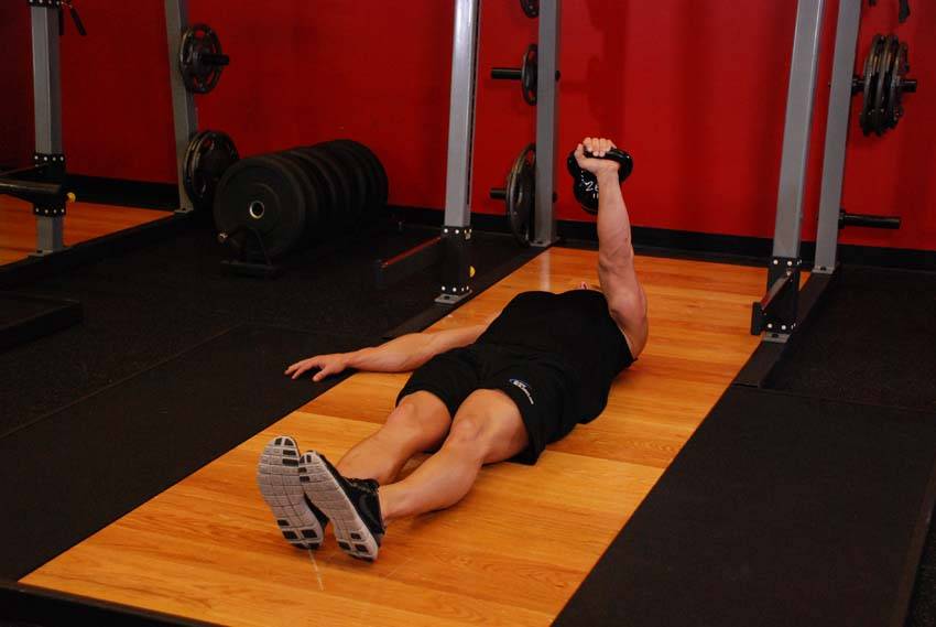 One-Arm Kettlebell Floor Press - Bitiş Pozisyonu