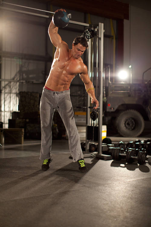 One-Arm Medicine Ball Slam - Başlangıç Pozisyonu