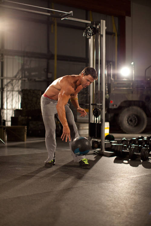 One-Arm Medicine Ball Slam - Bitiş Pozisyonu