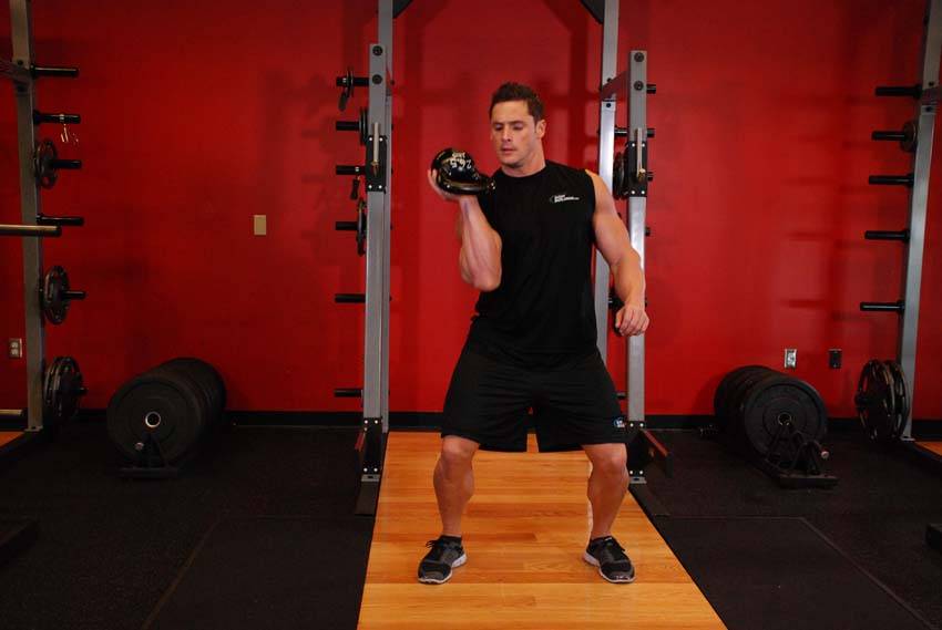 One-Arm Open Palm Kettlebell Clean - Bitiş Pozisyonu