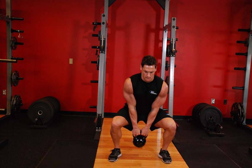 Open Palm Kettlebell Clean - Başlangıç Pozisyonu