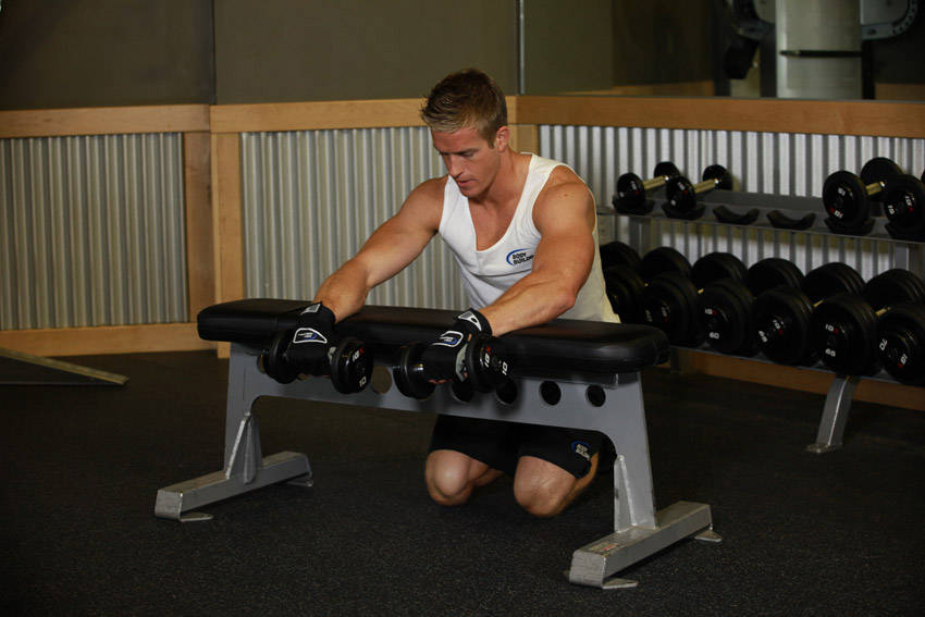 Palms-Down Dumbbell Wrist Curl Over A Bench - Başlangıç Pozisyonu
