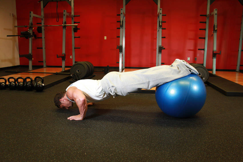 Push-Ups With Feet On An Exercise Ball - Başlangıç Pozisyonu