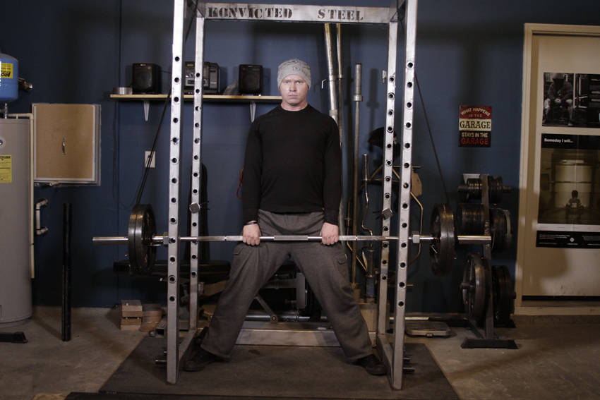 Reverse Band Sumo Deadlift - Bitiş Pozisyonu