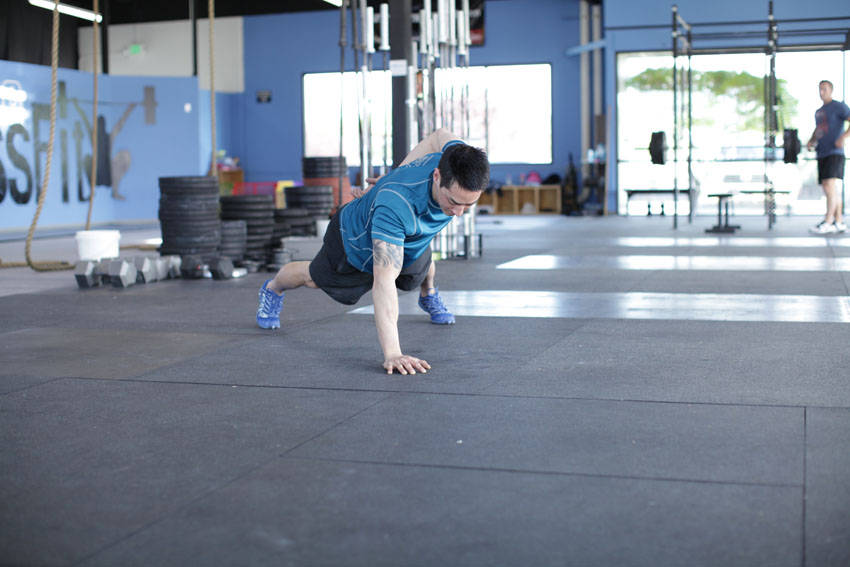 Single-Arm Push-Up - Bitiş Pozisyonu