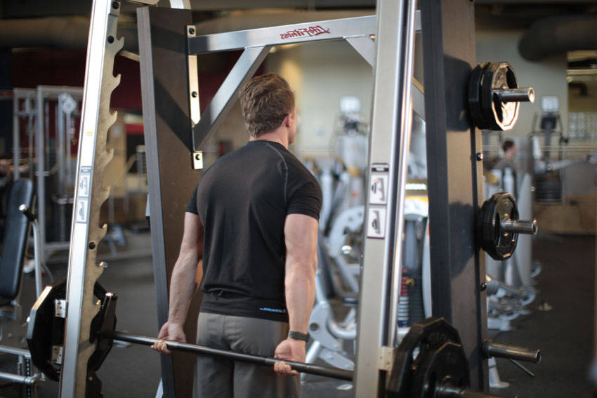 Smith Machine Behind the Back Shrug - Başlangıç Pozisyonu