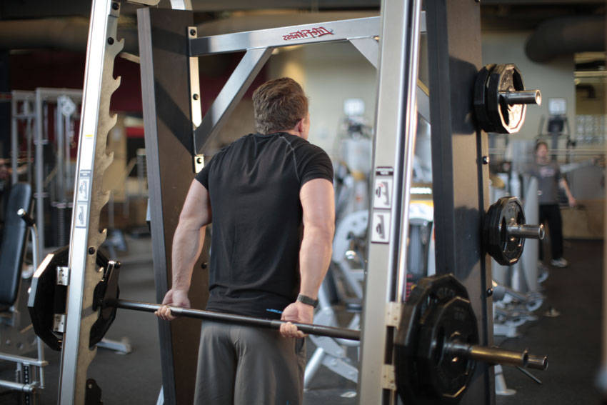Smith Machine Behind the Back Shrug - Bitiş Pozisyonu