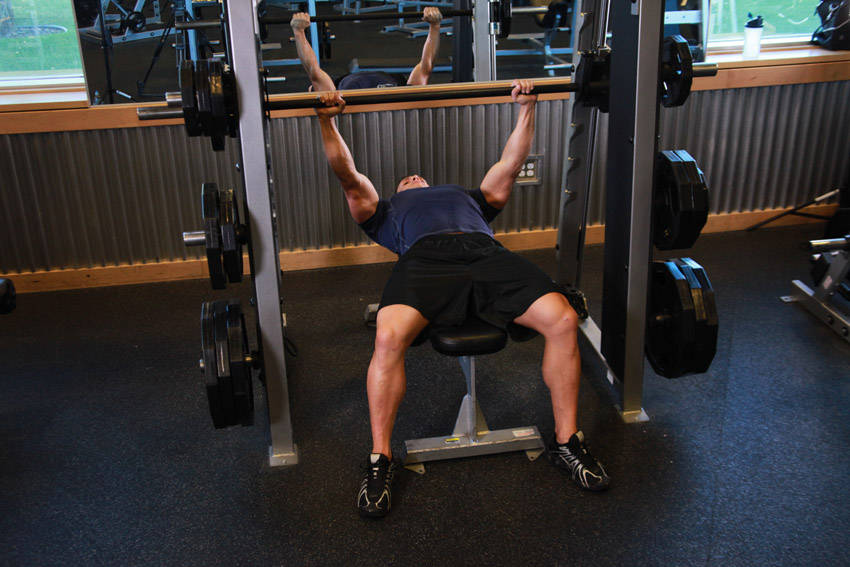 Smith Machine Bench Press - Bitiş Pozisyonu
