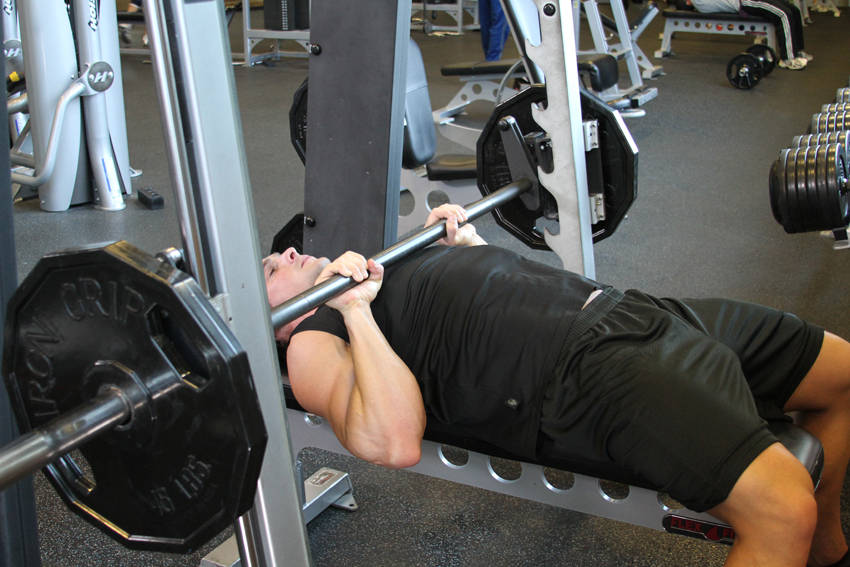 Smith Machine Close-Grip Bench Press - Başlangıç Pozisyonu