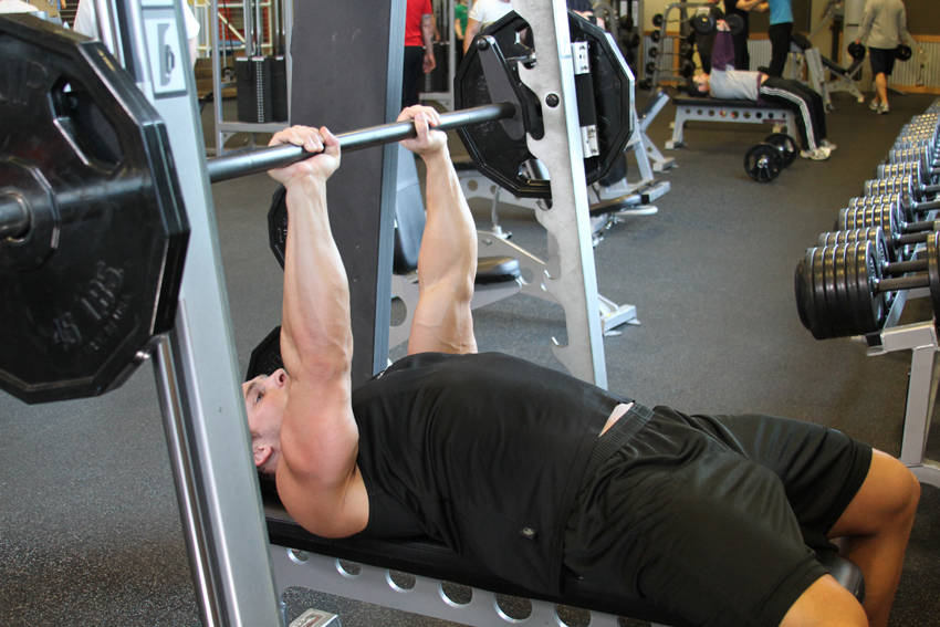 Smith Machine Close-Grip Bench Press - Bitiş Pozisyonu