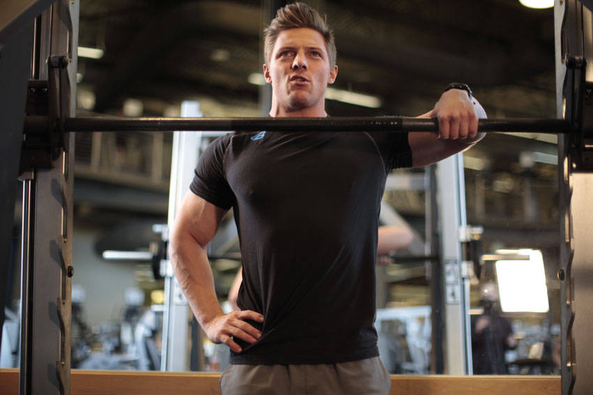 Smith Machine One-Arm Upright Row - Bitiş Pozisyonu