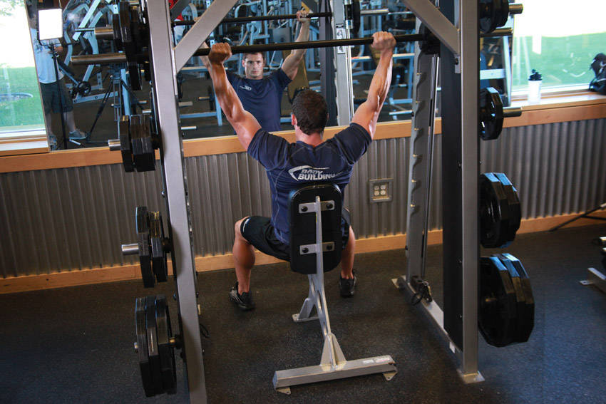 Smith Machine Overhead Shoulder Press - Bitiş Pozisyonu