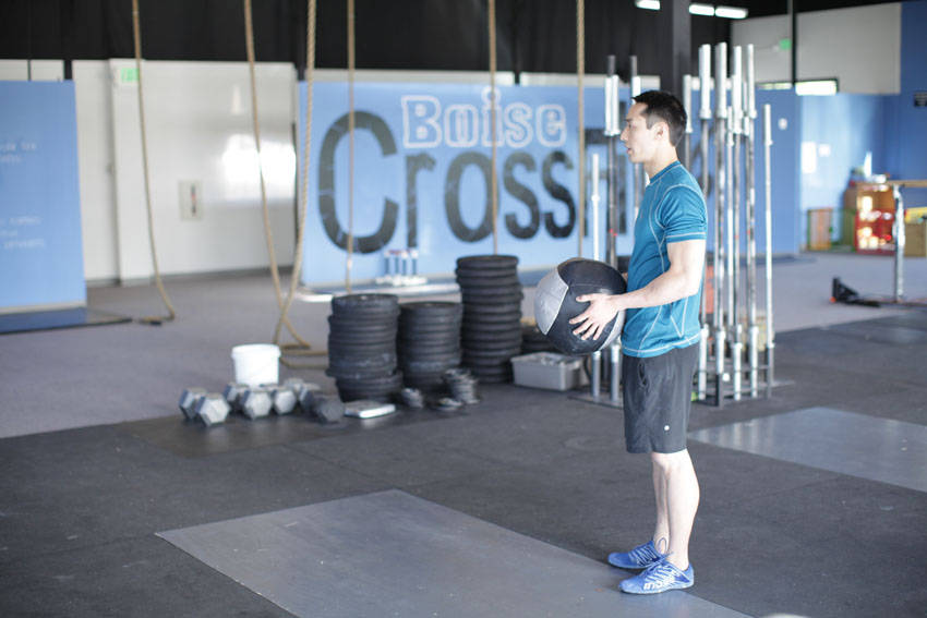 Standing Two-Arm Overhead Throw - Başlangıç Pozisyonu
