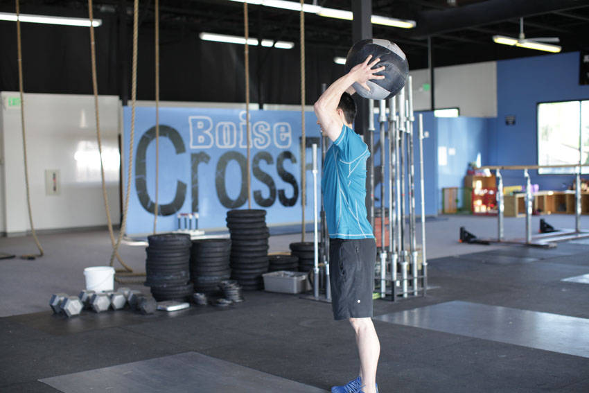 Standing Two-Arm Overhead Throw - Bitiş Pozisyonu