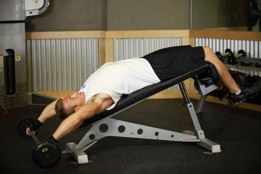 Wide-Grip Decline Barbell Pullover - Bitiş Pozisyonu